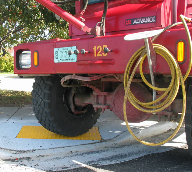 Impact and weight tolerant detectable warning tile